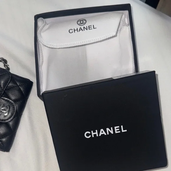 Channel leather wallet holder - Picture 2 of 2